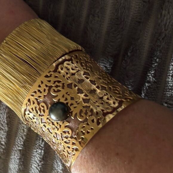 The Vintage Twin Oversized Statement bangle bracelet in gold tone - Picture 3 of 6